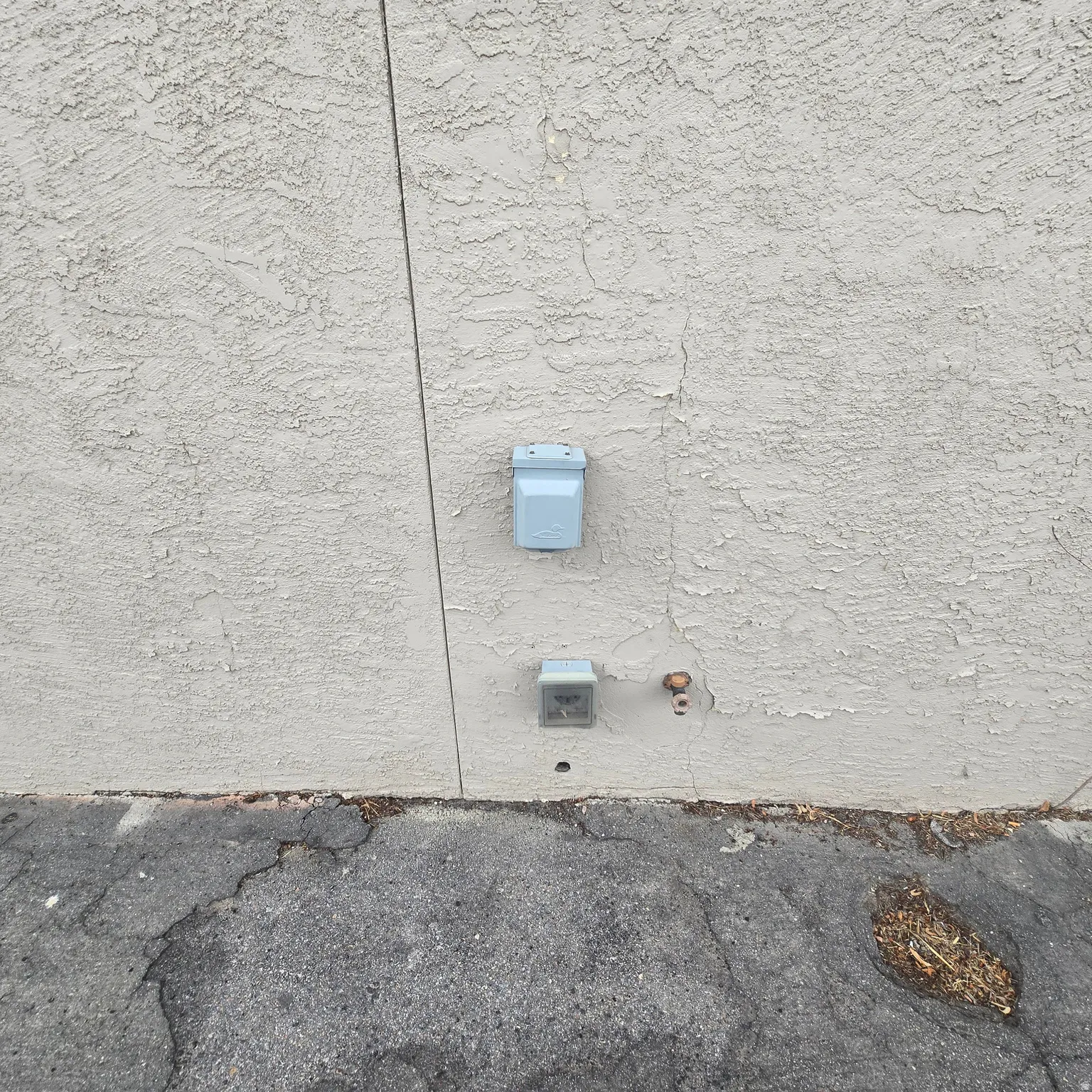 220 Volt outlet - 1 30 amp and 1 50 amp along with sewer dump.