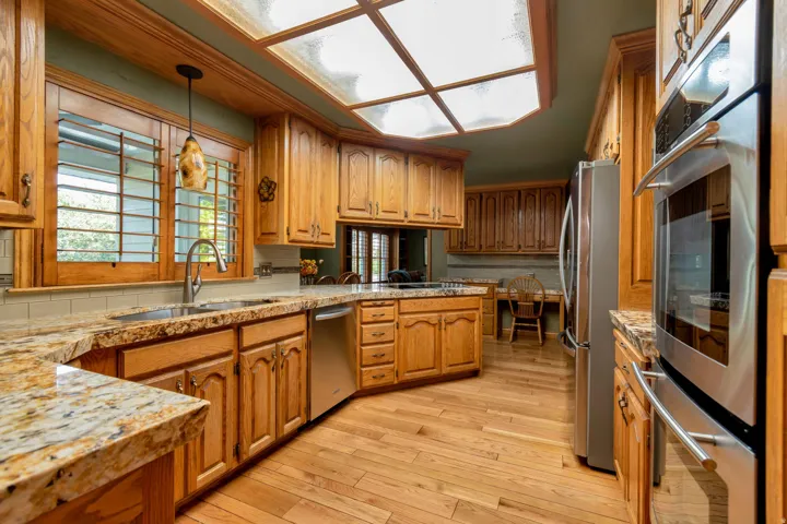 Tier 3 granite and pull out drawers in cabinets.