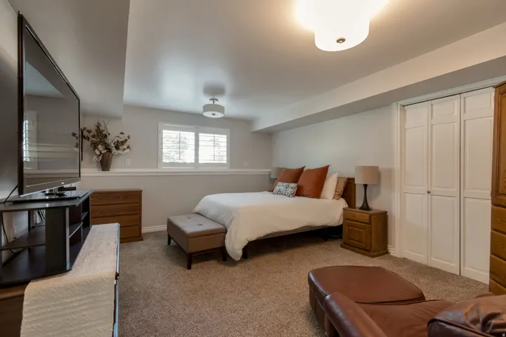Huge Guest bedroom w/ en suite bathroom