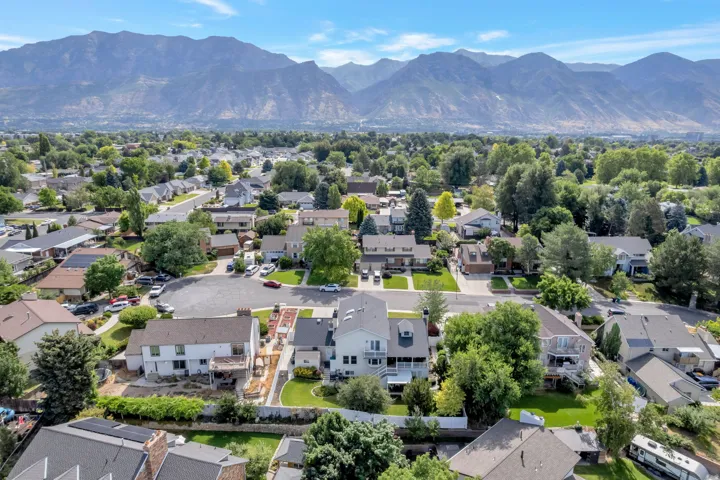 Right near the coveted Grand View area and a 5 min drive to UVU and all the shopping you can dream of!