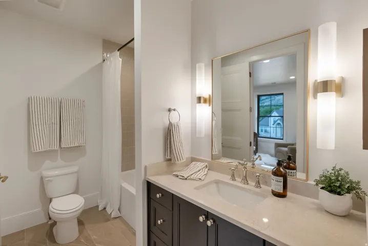 646 W Hidden Farm Dr, Farmington, Utah 84025