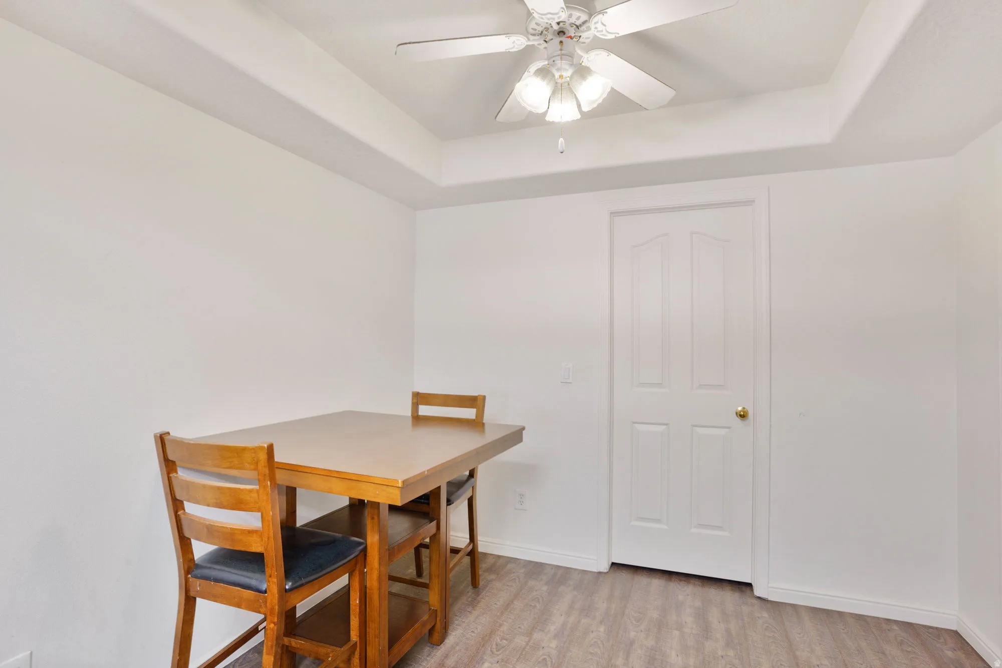 Tray ceiling with a ceiling fan light fixture