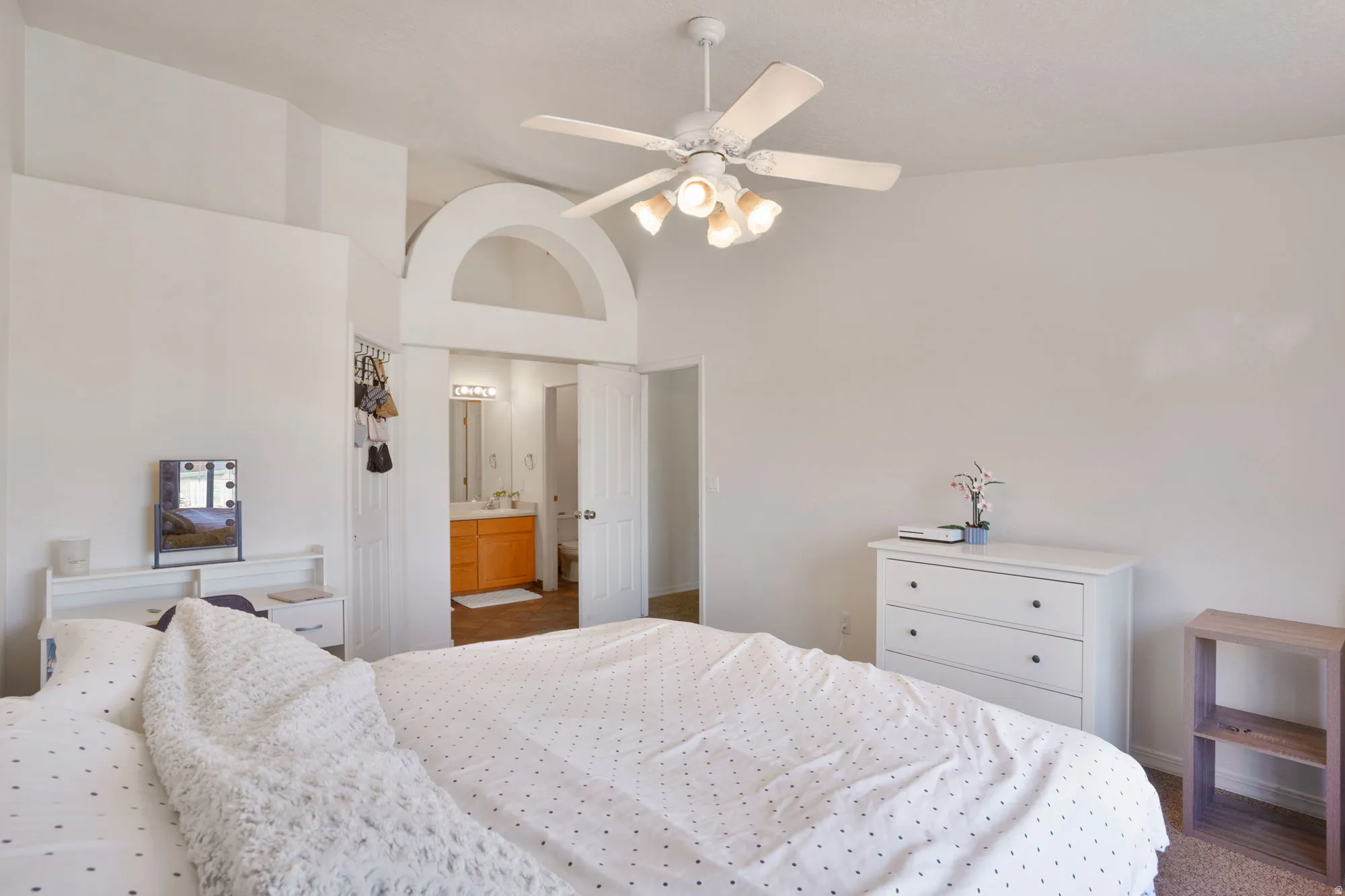 Vaulted ceiling with a white ceiling fan light fixture