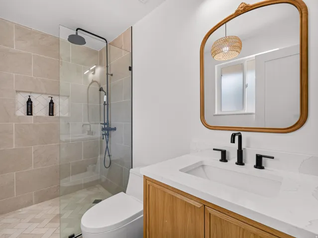 3/4 bath with large walk-in shower