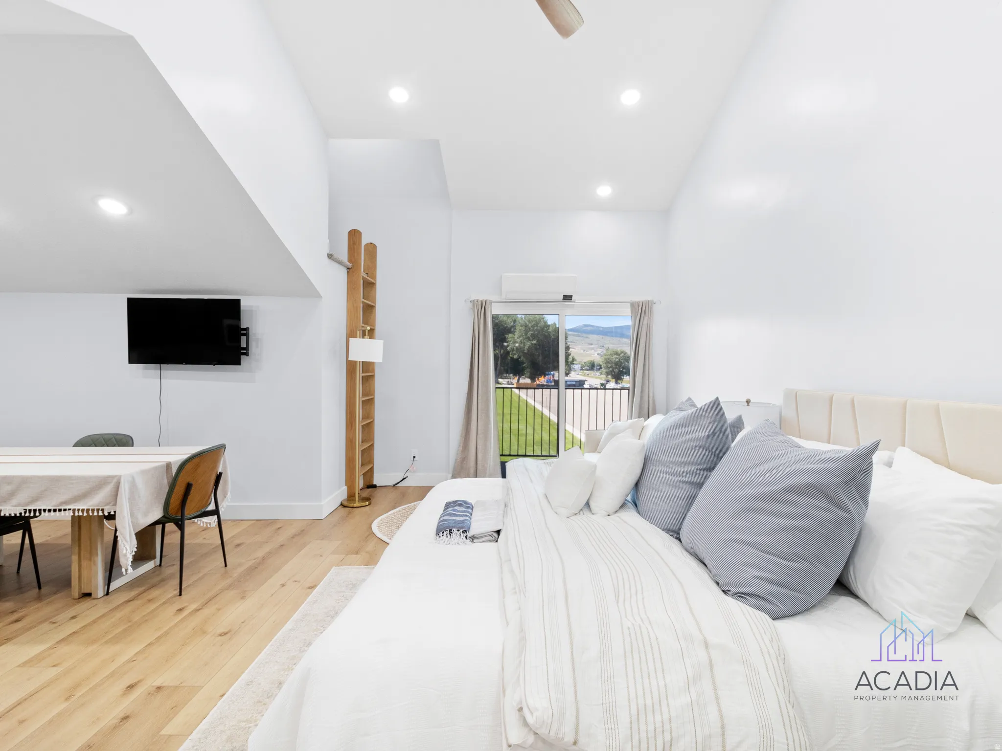 Studio unit with pull-out couch
