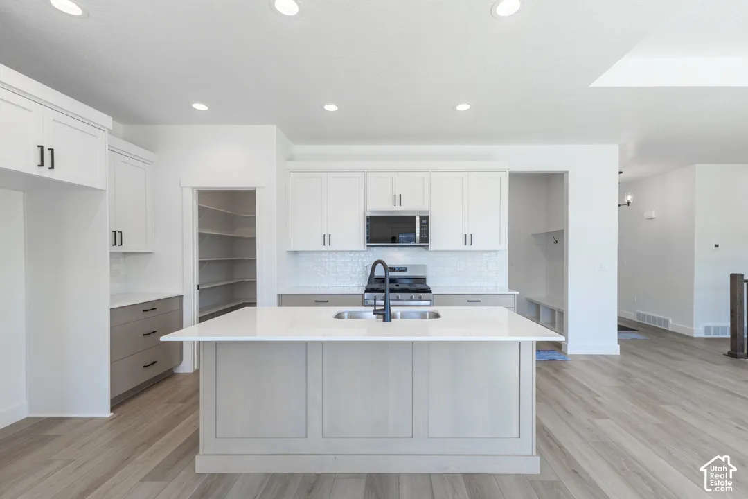 Central kitchen island with an undermount sink and matte black faucet