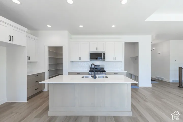 Central kitchen island with an undermount sink and matte black faucet