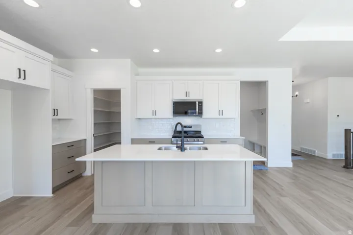 Central kitchen island with an undermount sink and matte black faucet