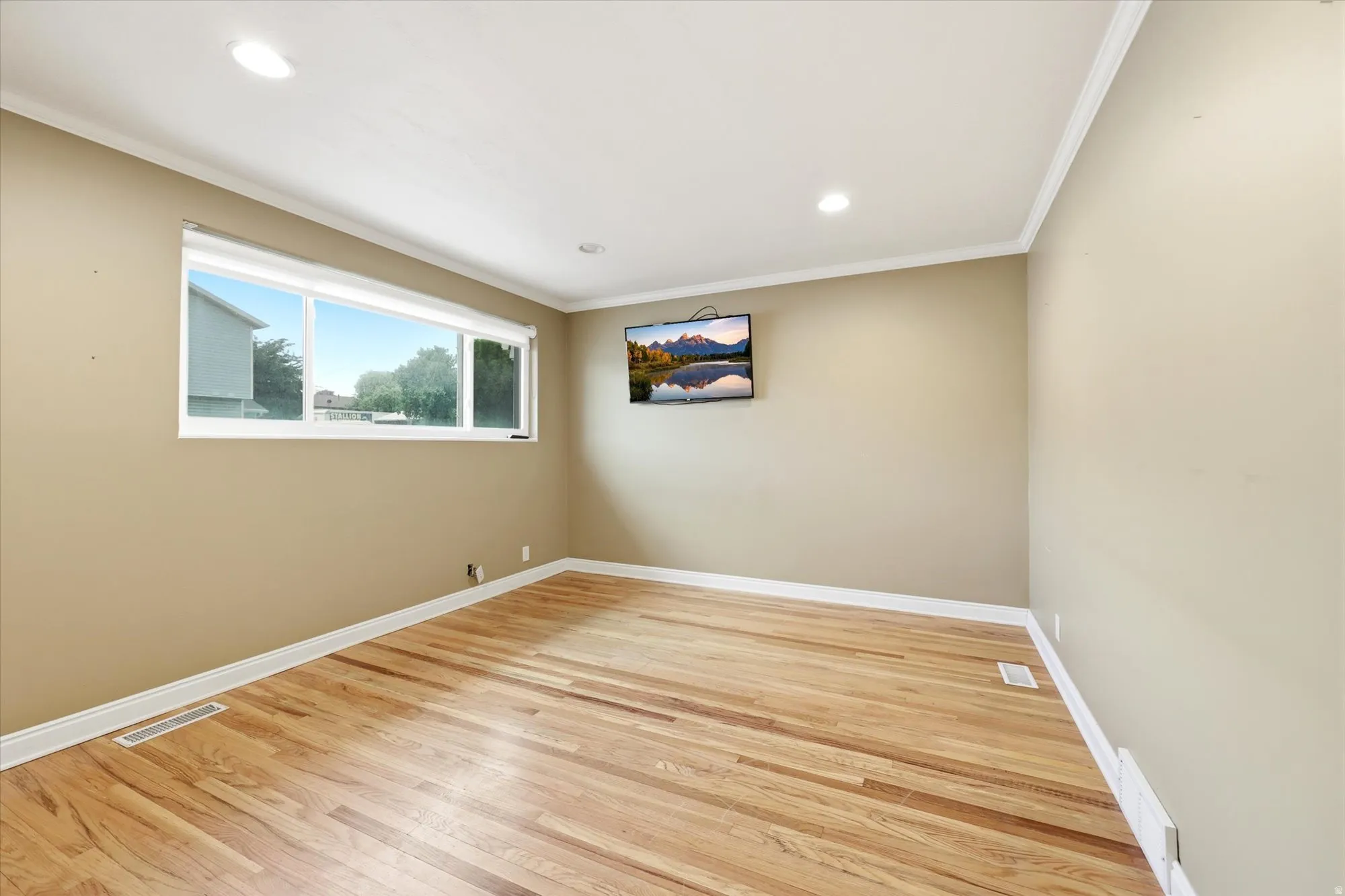 Hardwood flooring with neutral wall tones
