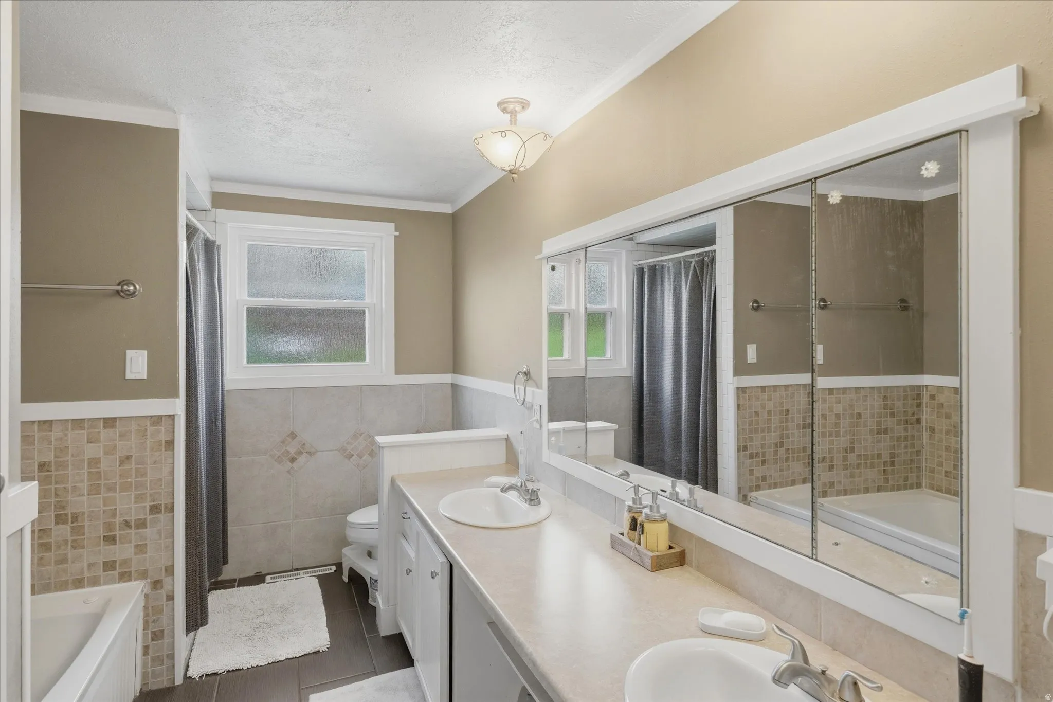 Dual vanity with integrated sinks and a continuous countertop