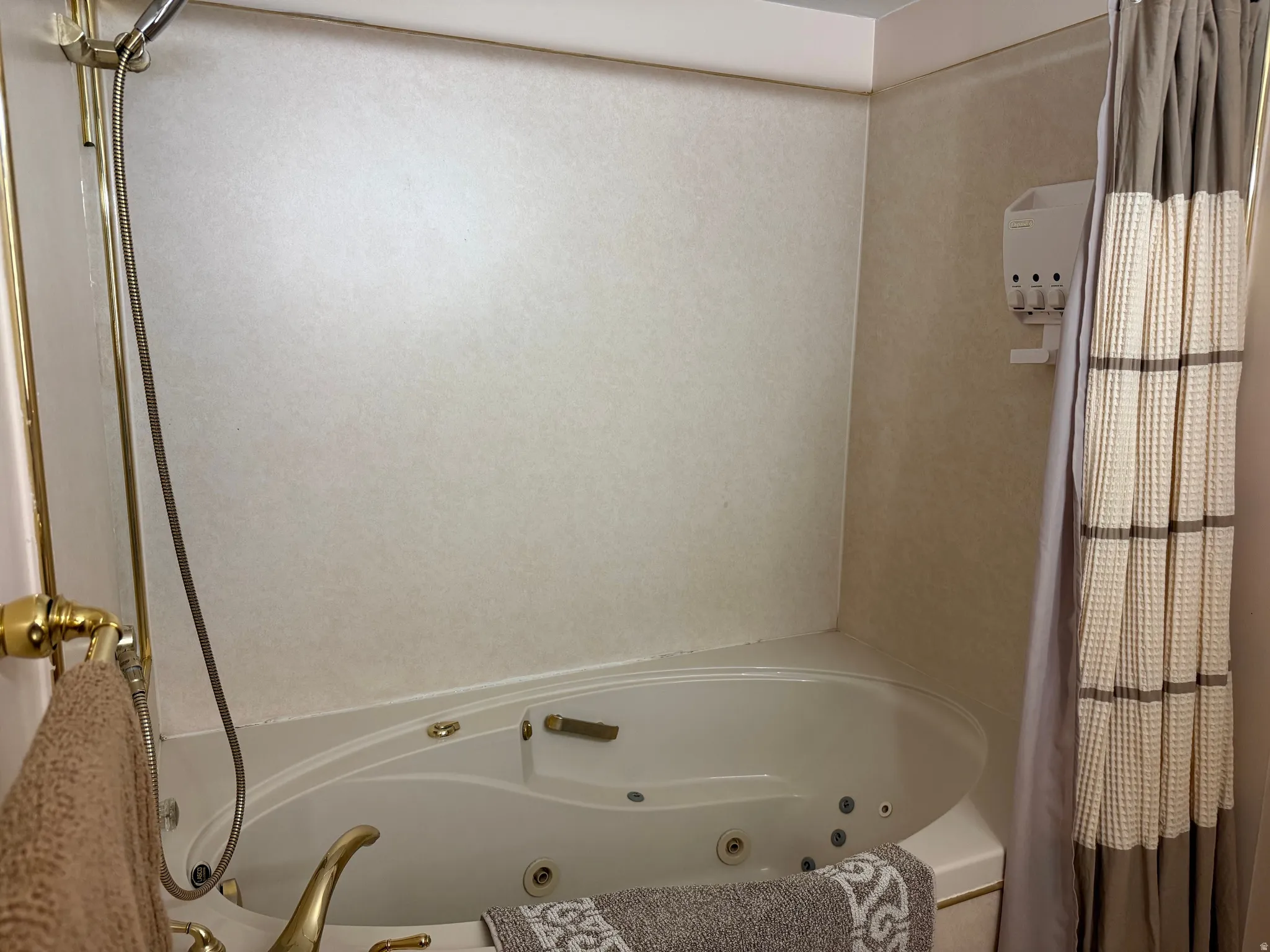 Corner bathtub with a handheld showerhead