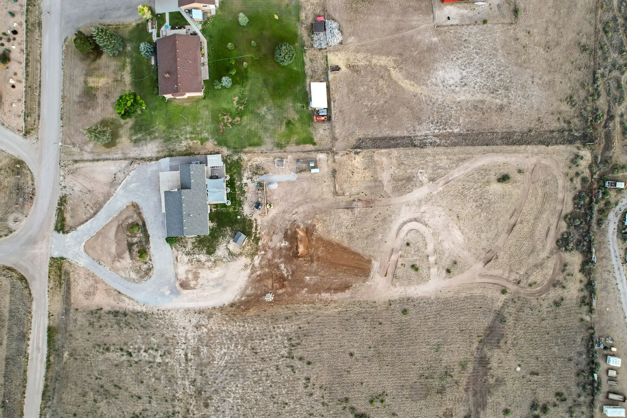 Expansive parcel featuring a contemporary dwelling with a dark gray roof