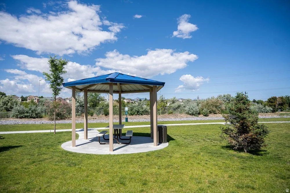 Winchester Estates Community Park Pavilion and picnic table.
