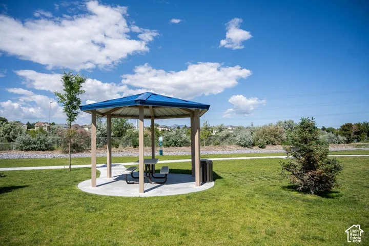 Winchester Estates Community Park Pavilion and picnic table.