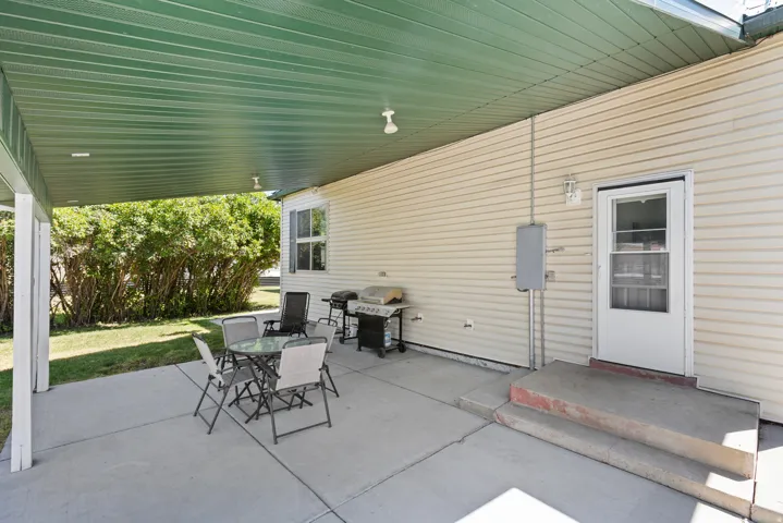 Covered patio area featuring a green soffit ceiling and concrete flooring