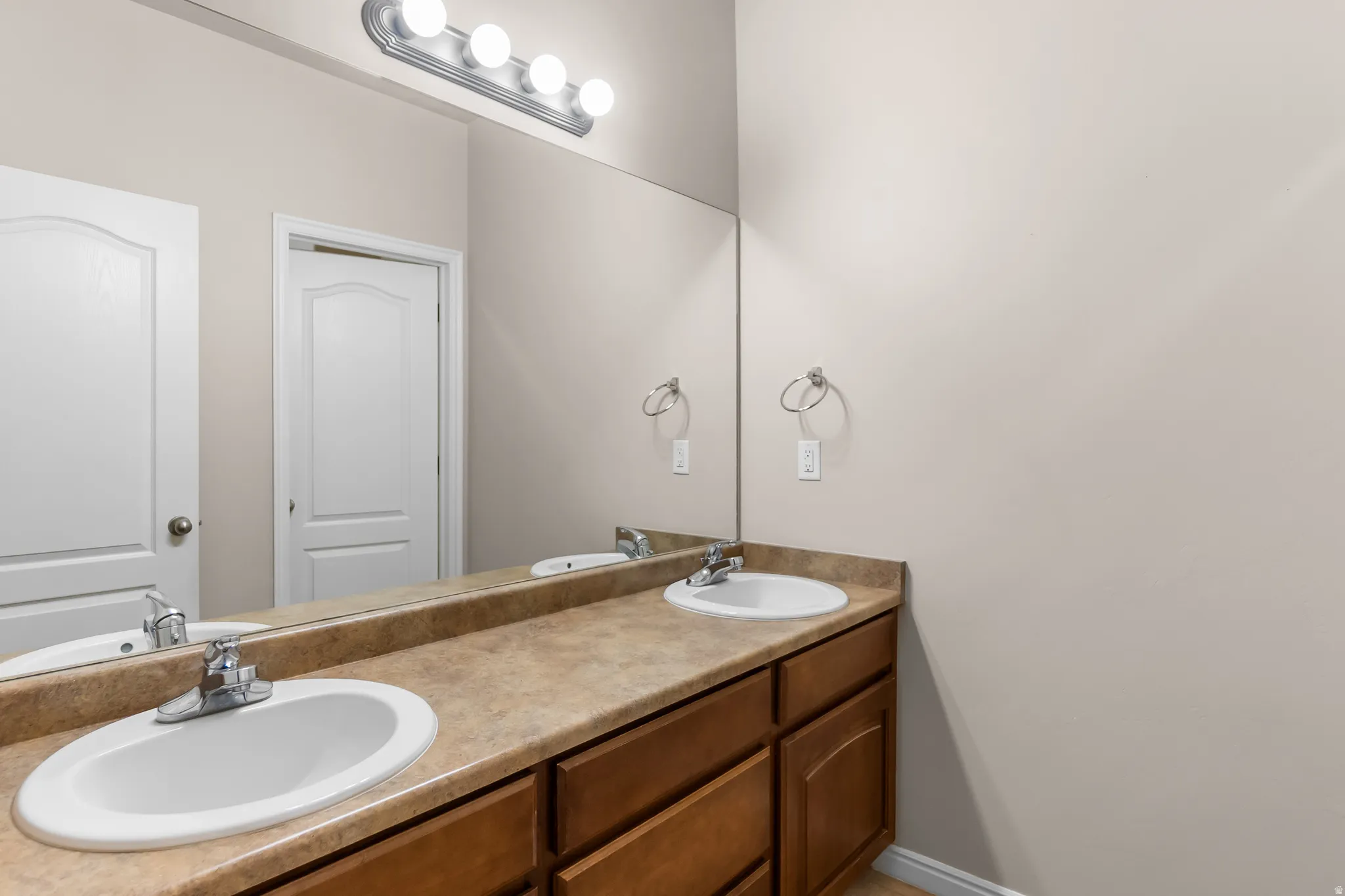 Dual undermount sinks set within a spacious countertop