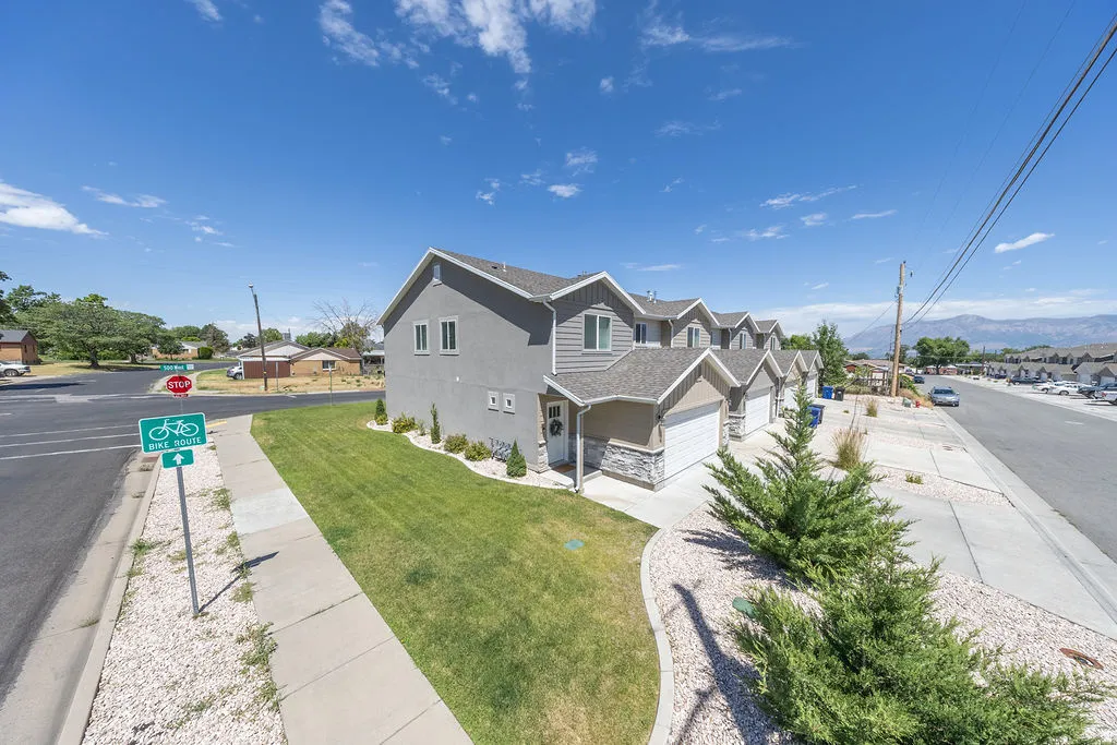 END UNIT.  Manicured lawn.