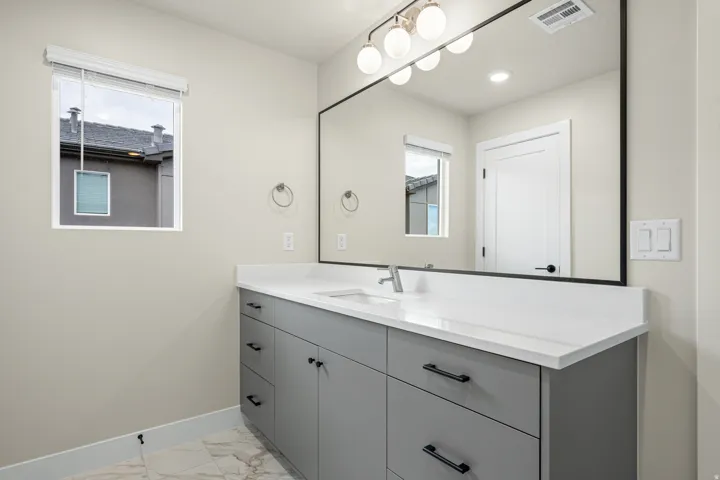 *Photo of similar unit*
