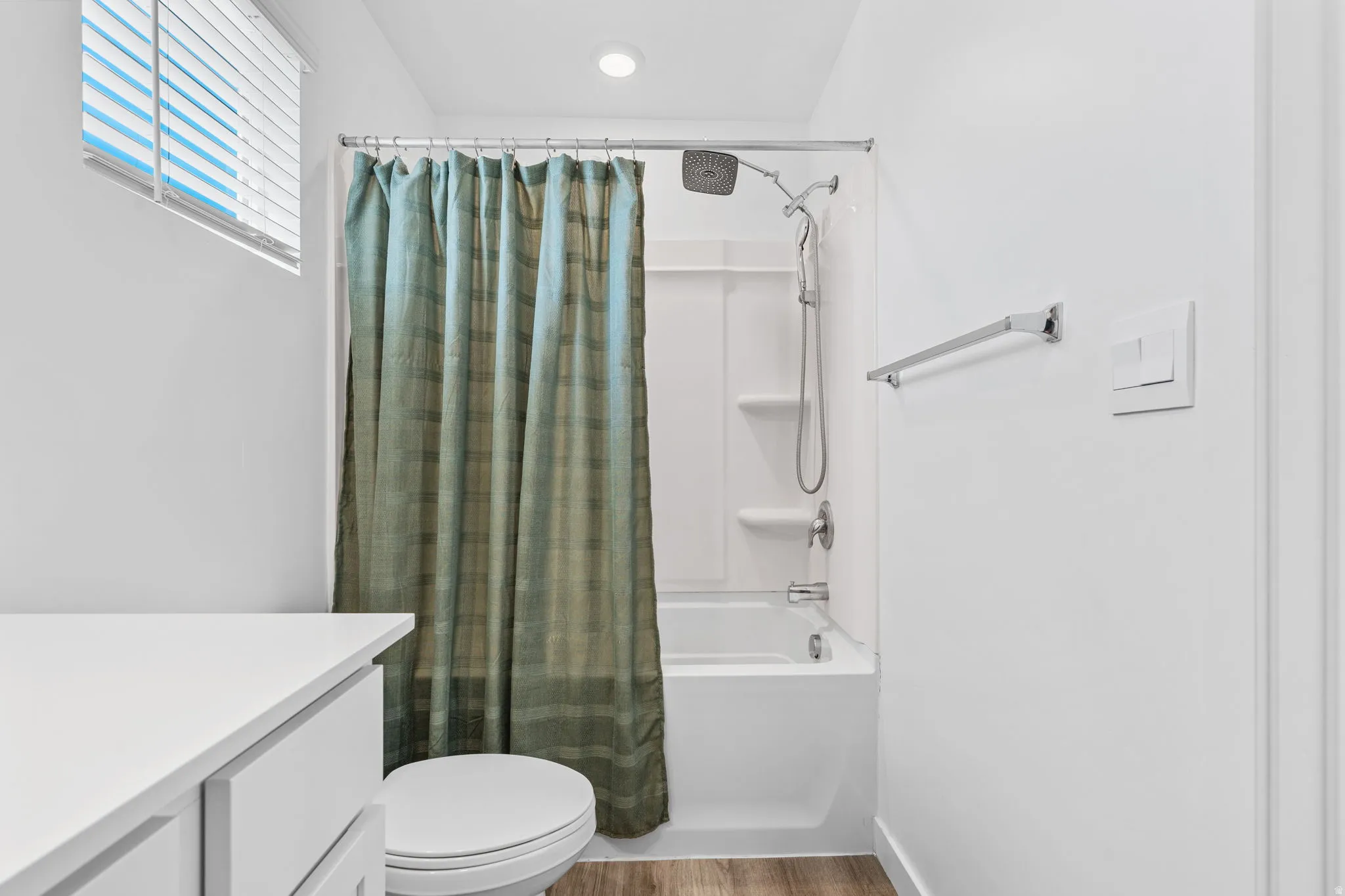 Primary Ensuite. Tub/Shower combo.
