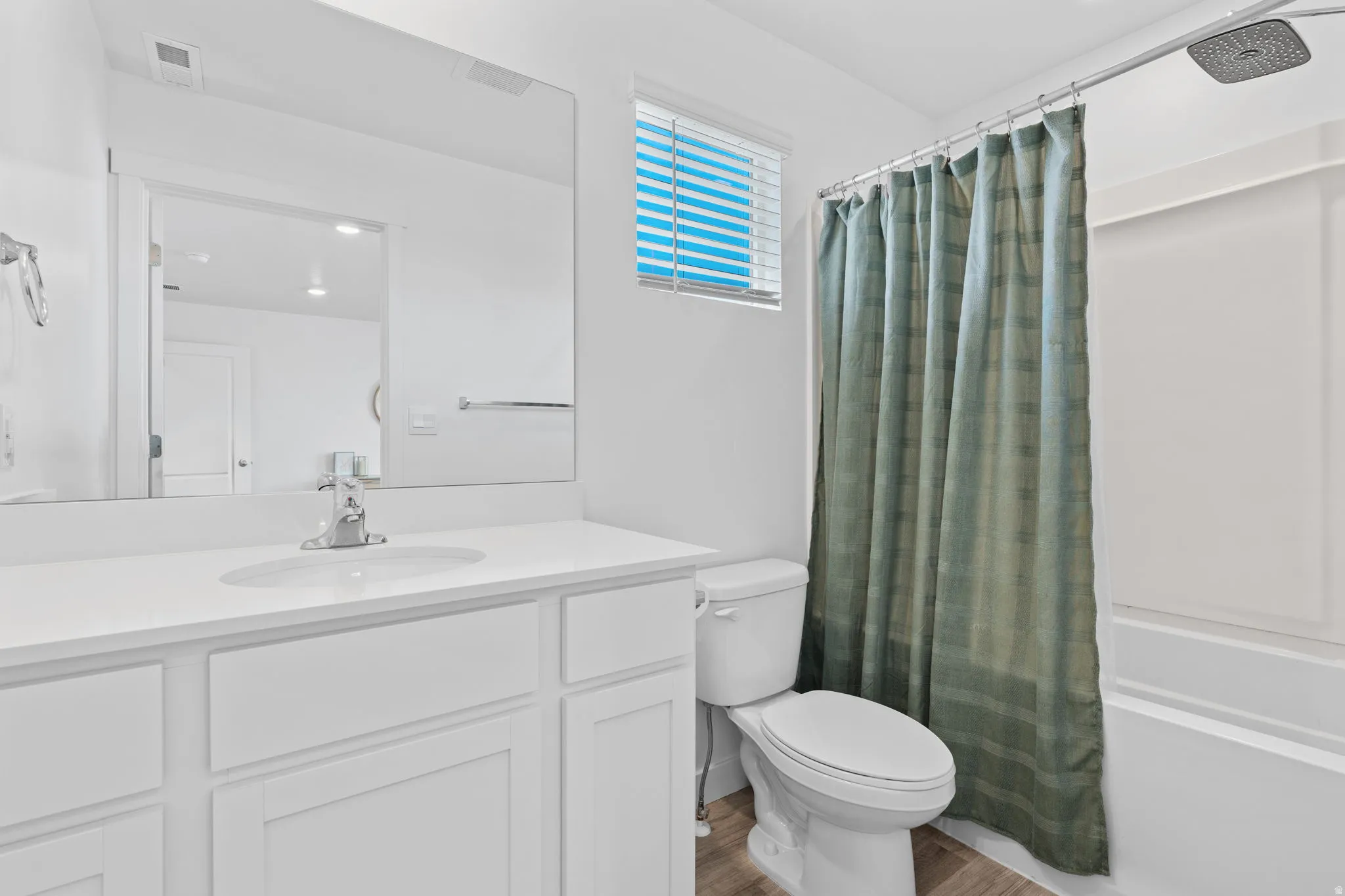 Primary Ensuite. Tub/Shower combo.