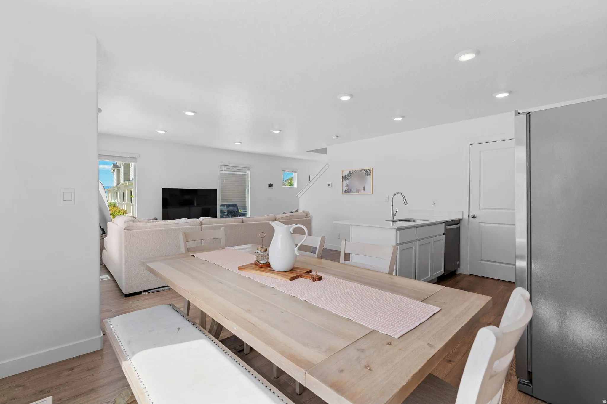Gorgeous warm solid surface flooring. Large windows! Can lights. Beautiful white walls. Bright! Open Concept!
