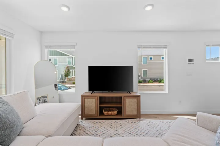Gorgeous warm solid surface flooring. Large windows! Can lights. Beautiful white walls. Bright! Open Concept!