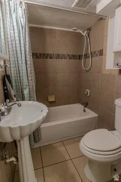 Bathtub with tile surround and decorative accent band