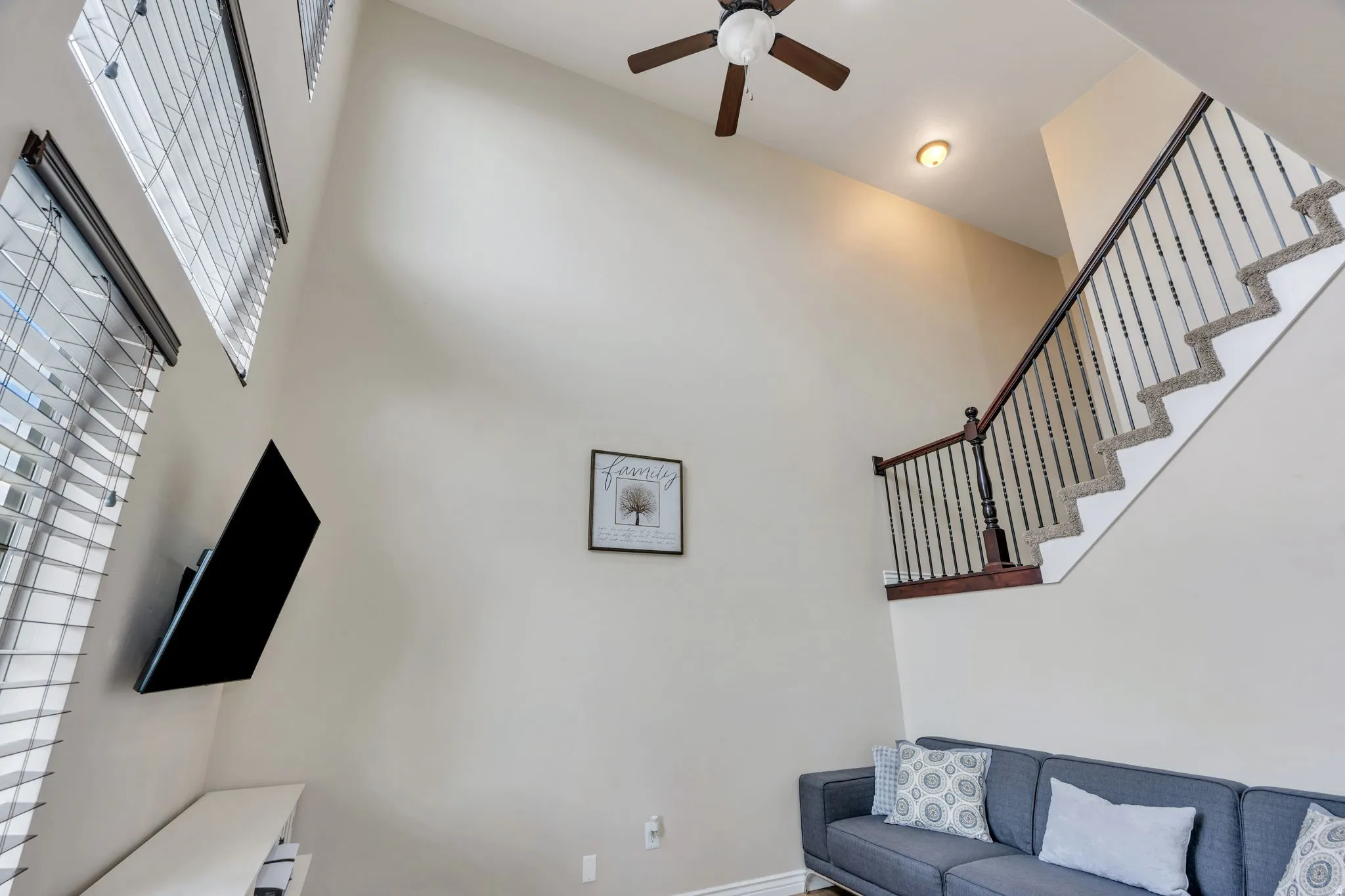 Vaulted ceiling featuring a ceiling fan with integrated lighting