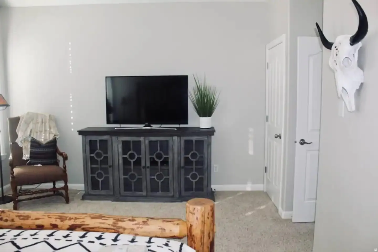 Neutral wall paint complementing soft carpet flooring