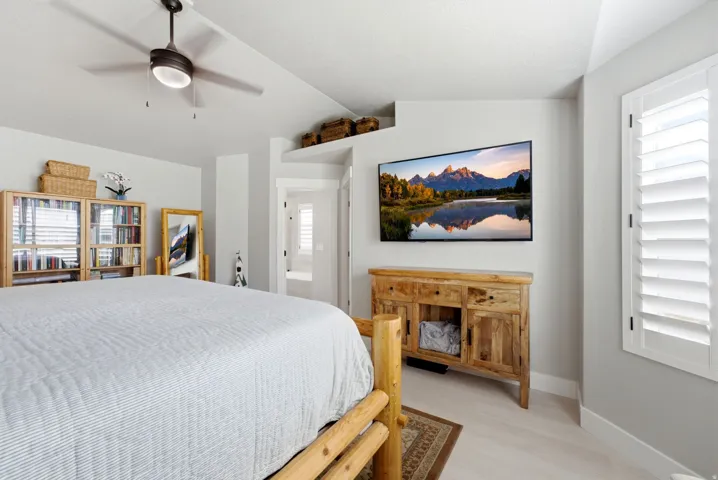 Spacious room featuring light-toned flooring and a ceiling fan