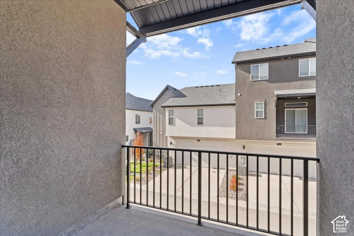 Balcony featuring a black metal railing and concrete flooring