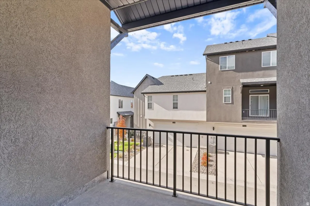 Balcony featuring a black metal railing and concrete flooring