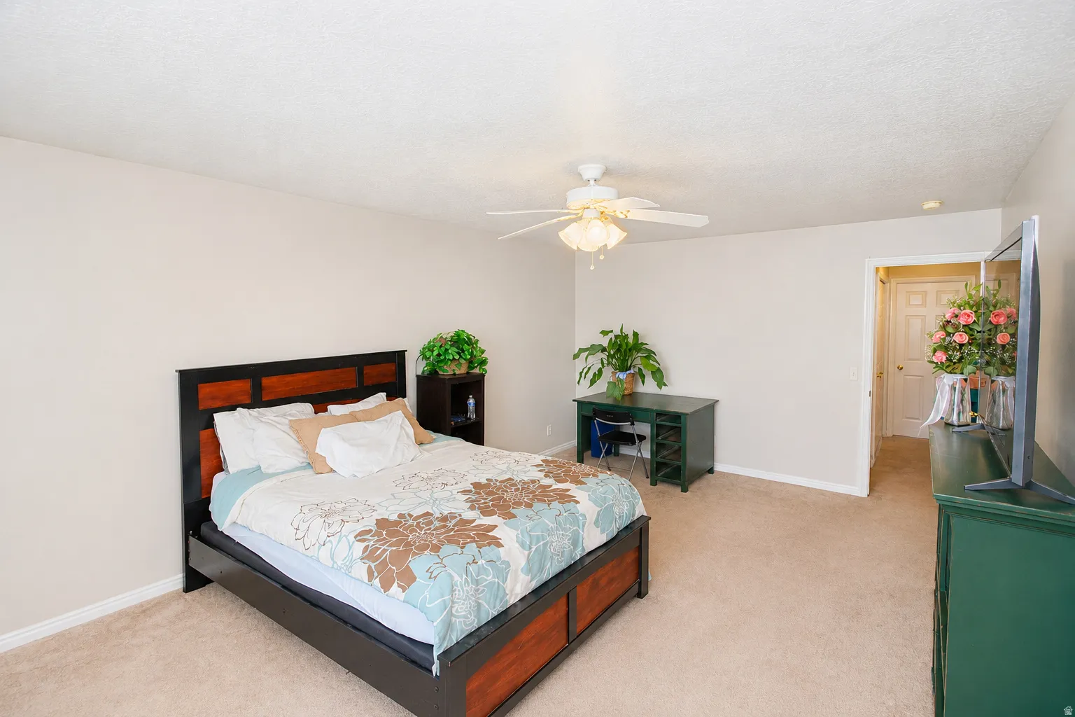Extra large primary suite with walk in closet!