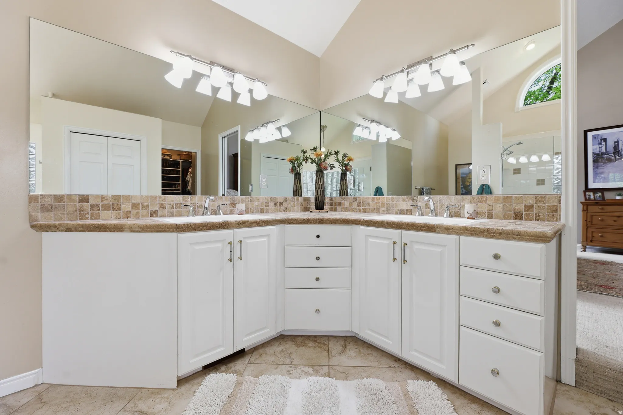 Dual vanity