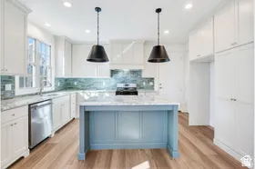 Beautiful kitchen with lots of light and high-end finishes