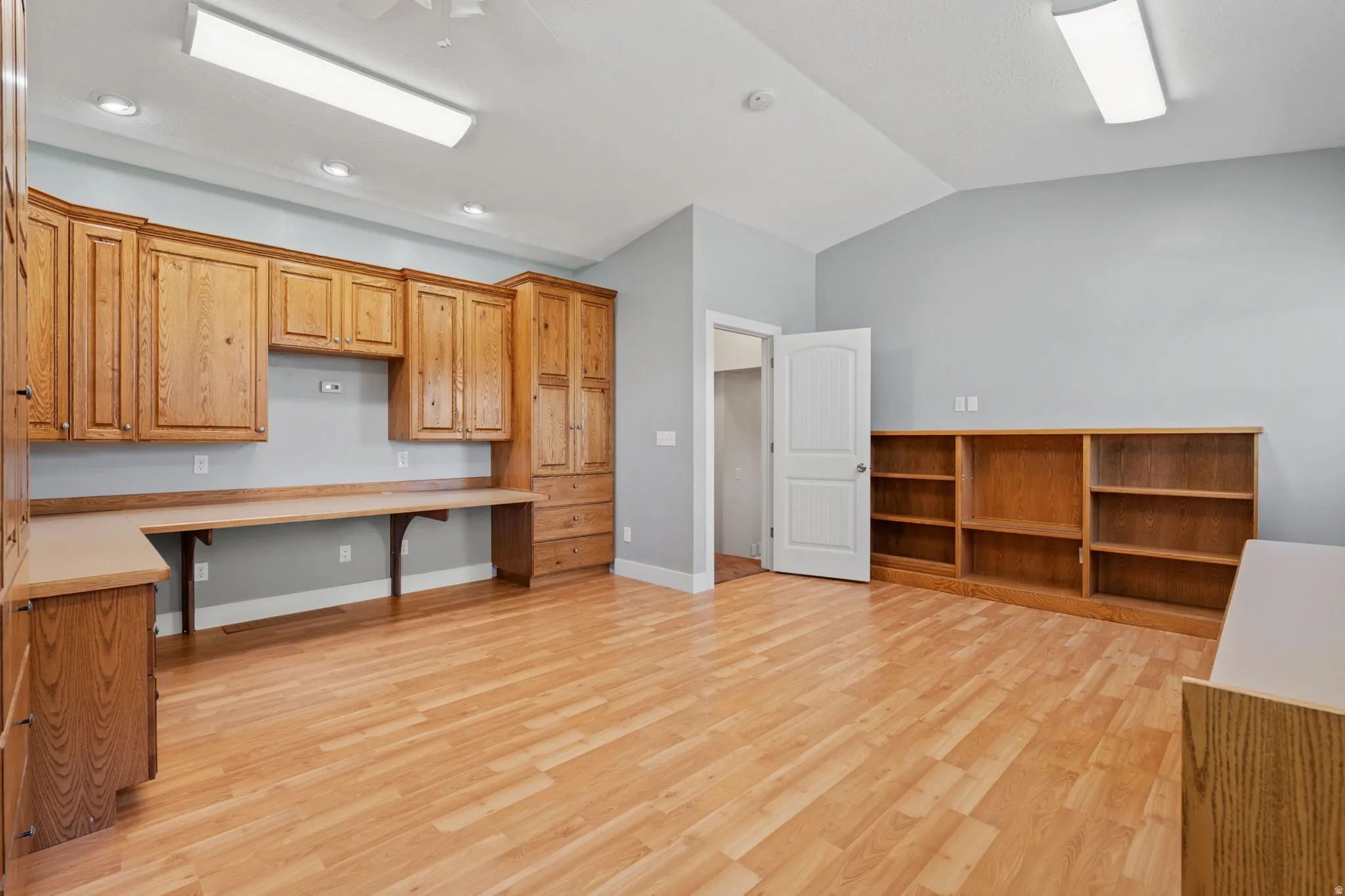 bedroom/office/family room- so many possibilities!