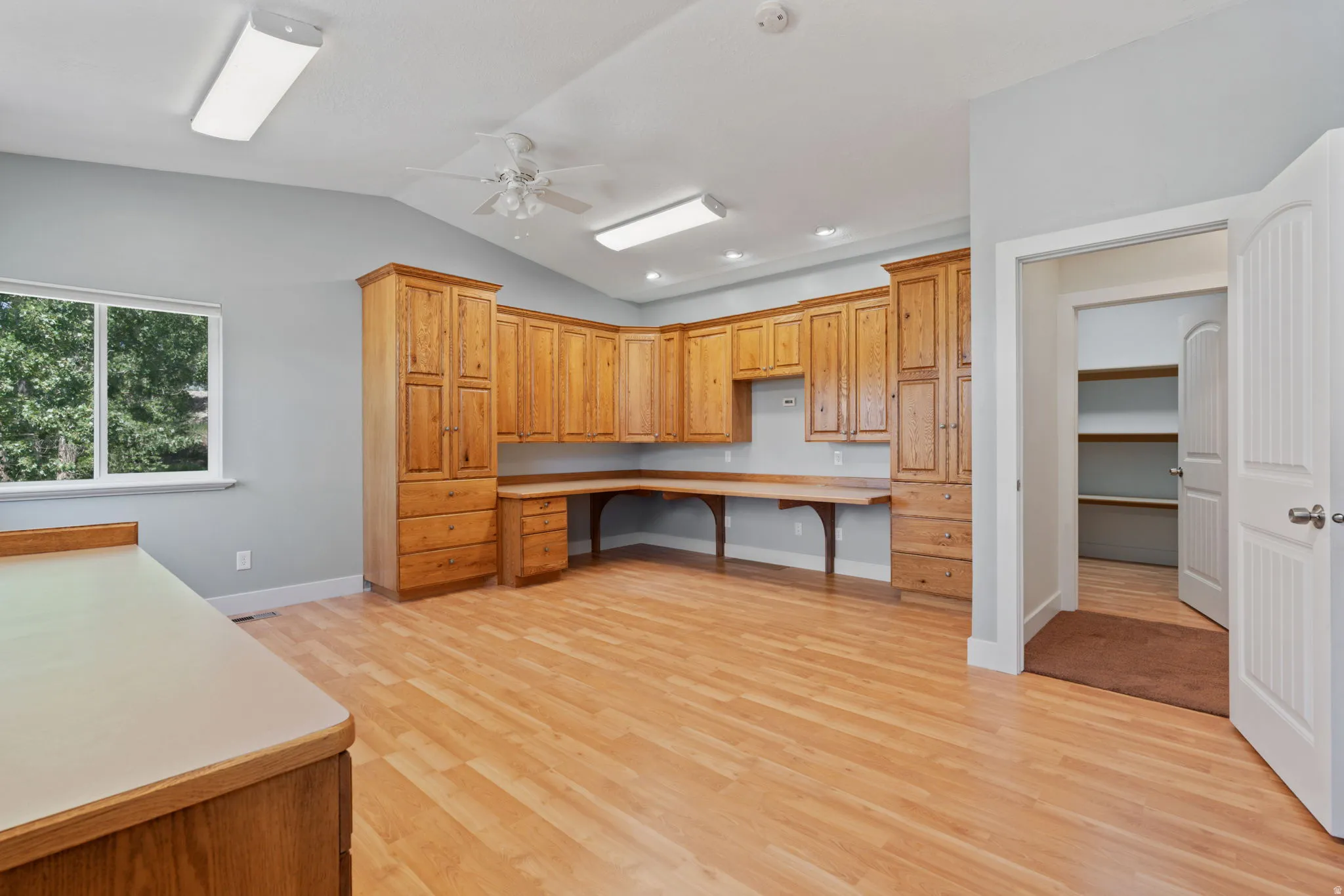 bedroom/office/family room- so many possibilities!