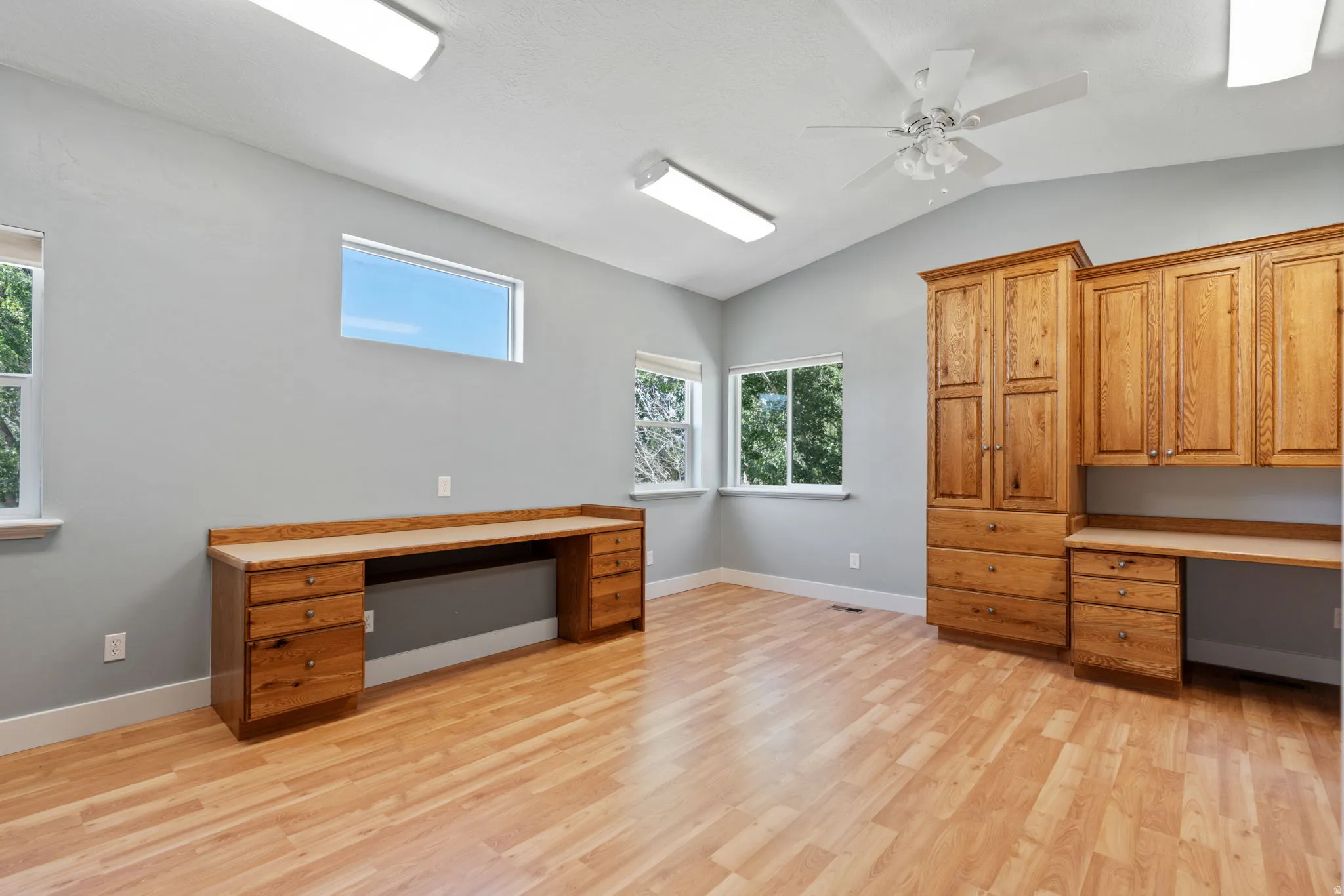 bedroom/office/family room- so many possibilities!
