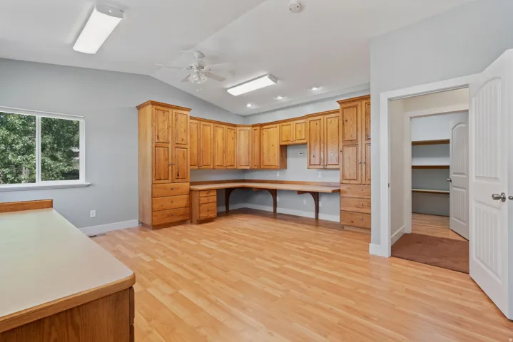 bedroom/office/family room- so many possibilities!