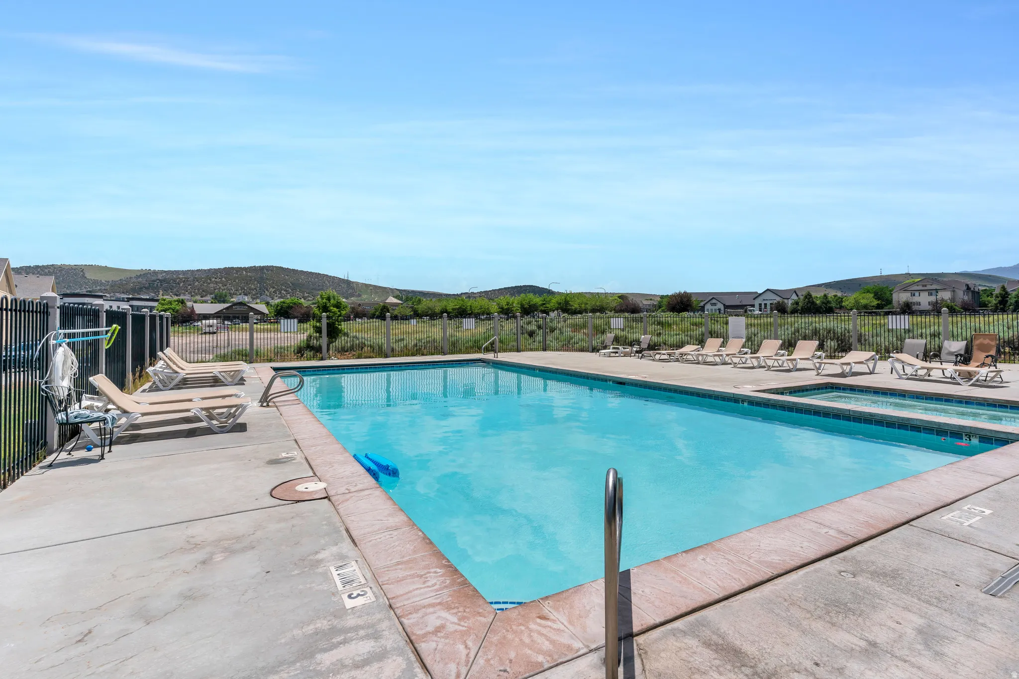 Outdoor swimming pool with integrated spa