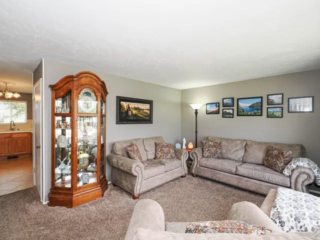 Open concept living area with broadloom carpeting and neutral wall tones