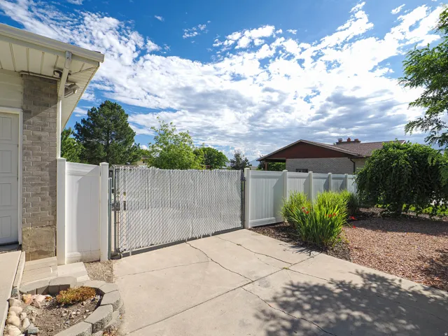 White vinyl fencing with an integrated chain-link gate