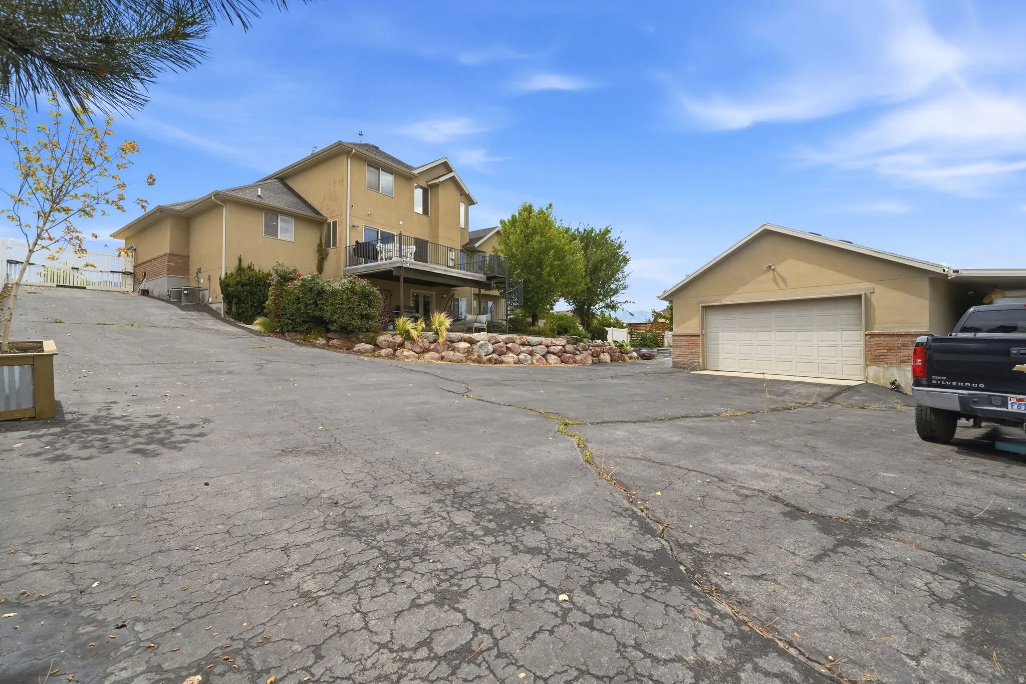 Spacious paved driveway with ample parking