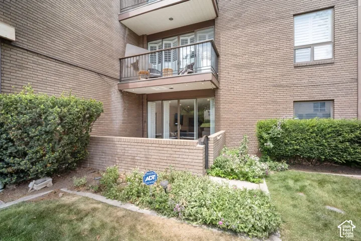 Ground-level patio with brick wall surround - convenient for heading out to walk the dog!
