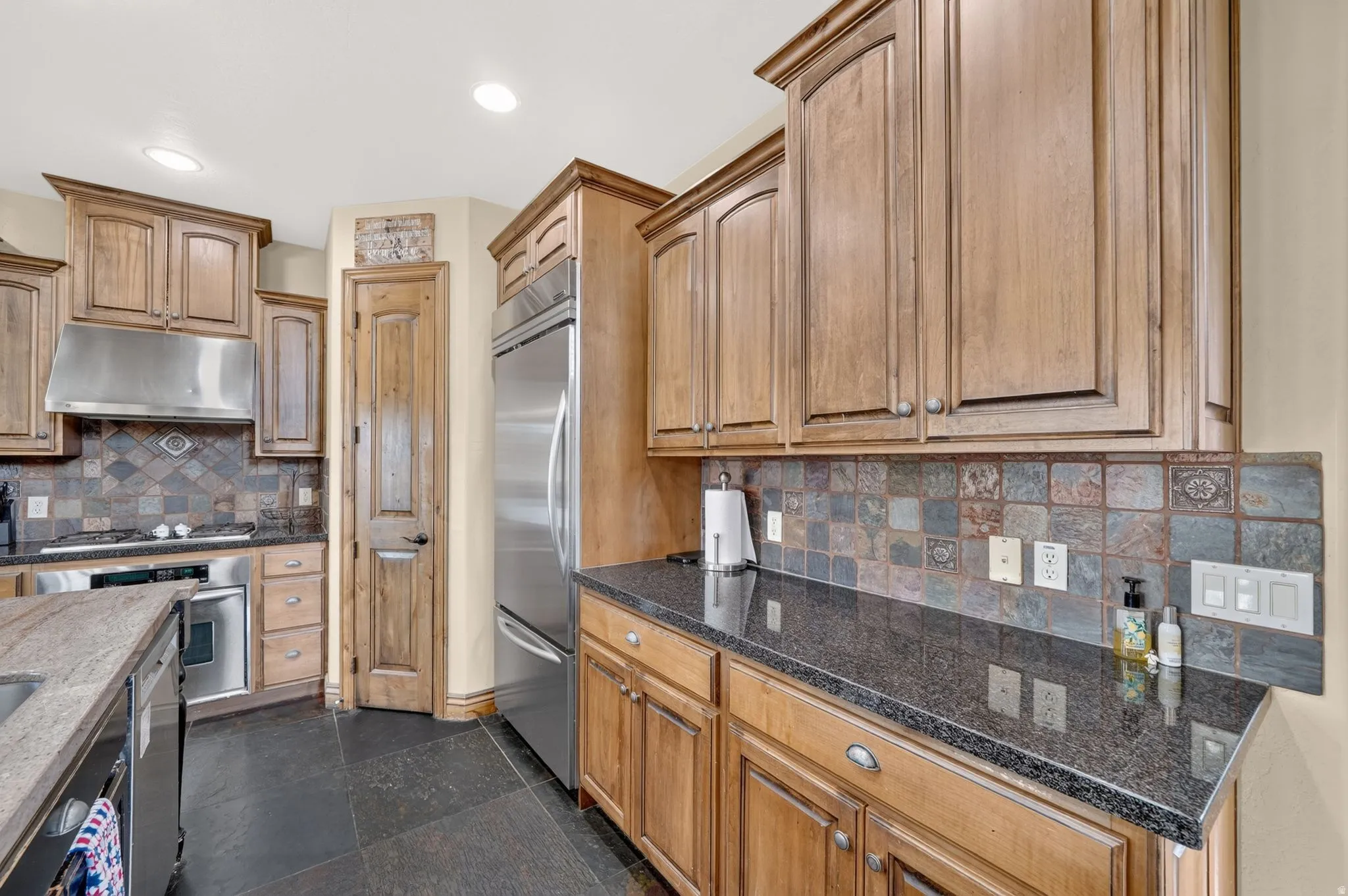 Walk in pantry!