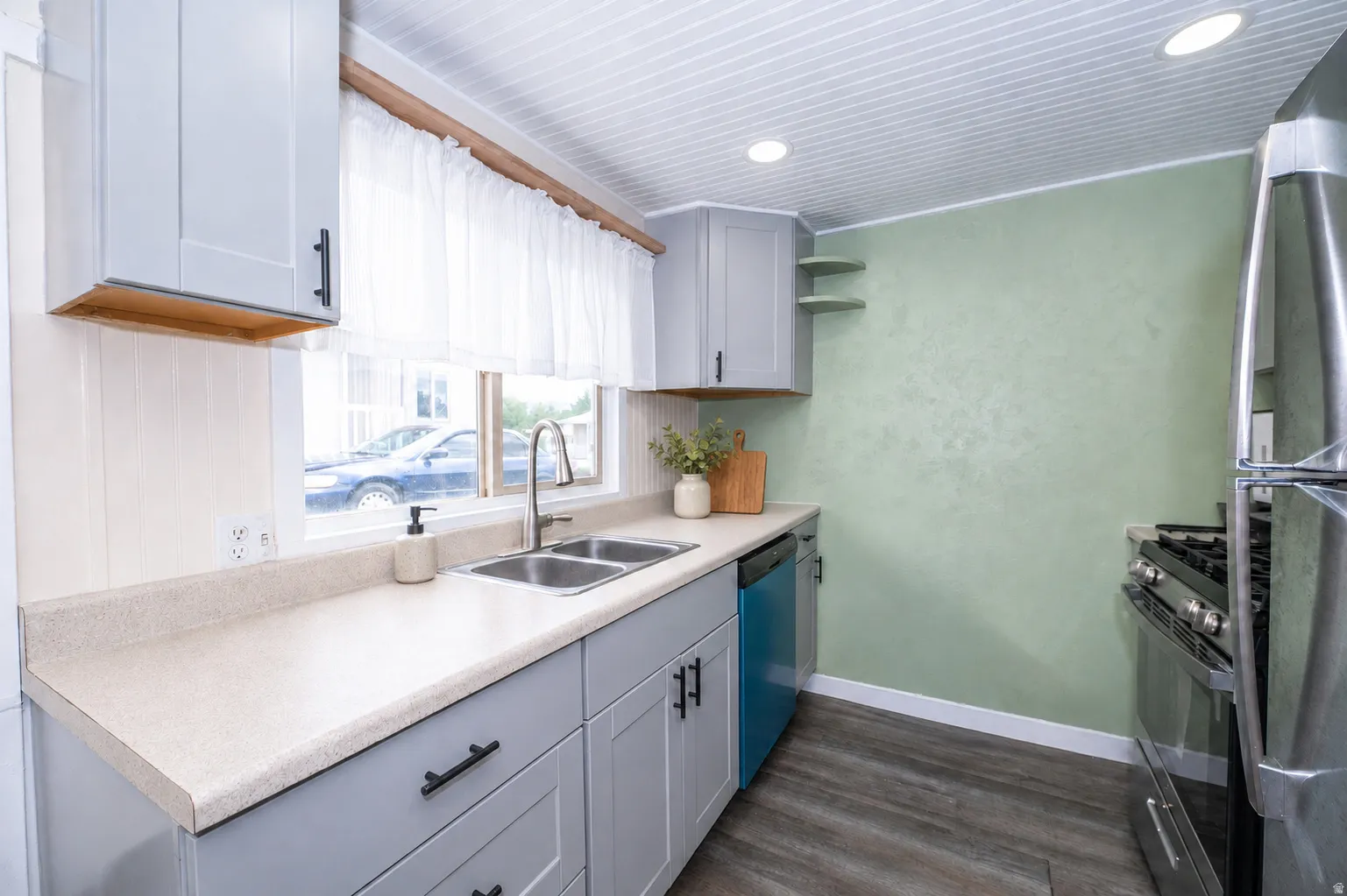 Virtually de cluttered kitchen