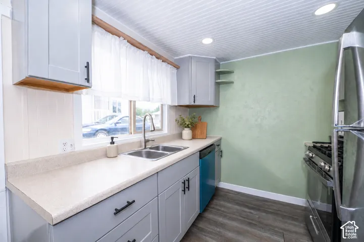 Virtually de cluttered kitchen