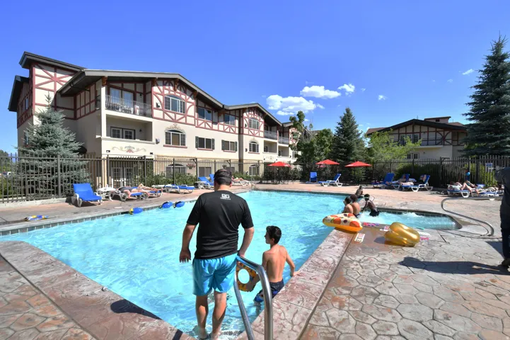 Outdoor swimming pool with integrated spa and patterned concrete deck