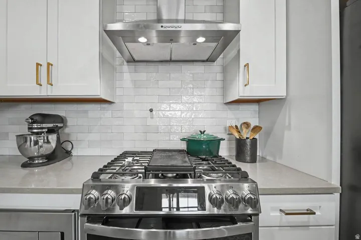 Stainless steel gas range with griddle feature