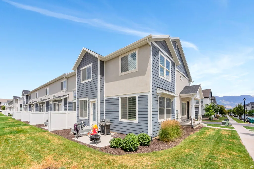 End-unit townhome featuring a two-tone facade with horizontal siding and stucco